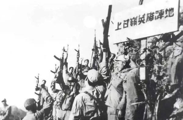 中国人民志愿军在，回望历史，铭记英雄，回望历史，致敬英雄，中国人民志愿军英勇事迹永载史册