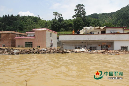 韶关三村遭遇洪水侵袭,国防军事力量展现英勇救援行动,韶关三村洪水侵袭,国防军事力量英勇救援行动展现风采