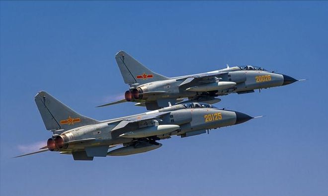 中国歼轰7,三十载风云激荡,铸就国防重器,中国歼轰7,三十载铸国防重器,风云激荡显军威