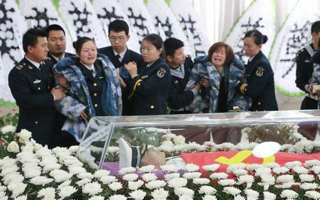 航母牺牲飞行员，英雄背后的无尽荣耀与悲壮，航母牺牲飞行员，英雄荣耀与悲壮的传奇故事