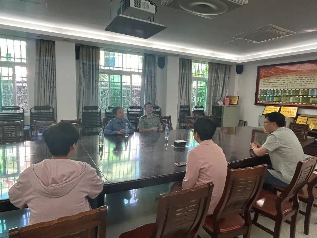 中国人民解放军与动漫图片的交融，现实与幻想的碰撞，中国人民解放军与动漫文化的交融，现实与幻想的碰撞时刻