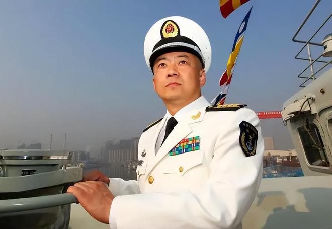井冈山舰舰长刘忠鹄个人简厉,井冈山舰舰长刘忠鹄,个人简介与军旅生涯历程