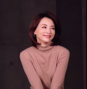 央视90后美女主持人，青春活力与专业素养的完美结合，央视青春美女主持人，活力与专业并存