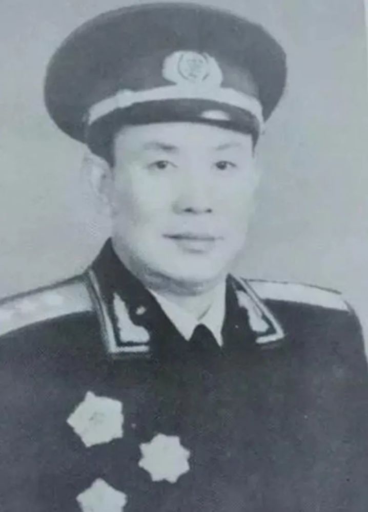 海军上将吴方臣,英勇海疆的领航者,英勇领航者,海军上将吴方臣守护海疆之路