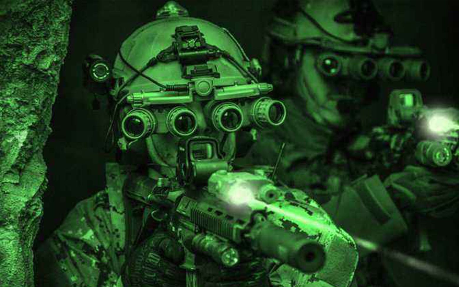 美军装备夜视仪,夜间作战的得力助手,美军夜视仪装备,夜间作战的得力伙伴