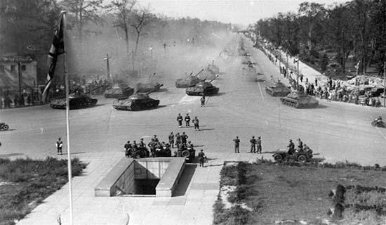 虎式重坦内部结构图,深度解析二战中的钢铁巨兽,二战钢铁巨兽揭秘,虎式重坦内部结构深度解析