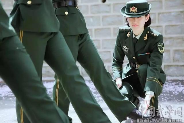 中国武警女兵