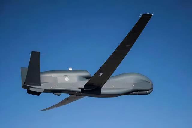 The Global Hawk Unmanned Aerial Vehicle: A Pioneering Drone in the Sky，Global Hawk无人机，空中先锋的无人侦察机