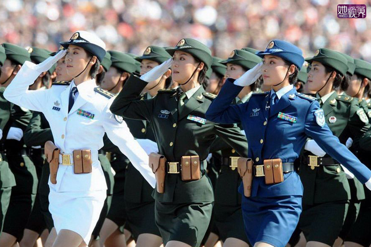 中国女兵方队领队，英勇无畏，展现巾帼风采，中国女兵方队领队展现英勇巾帼风采