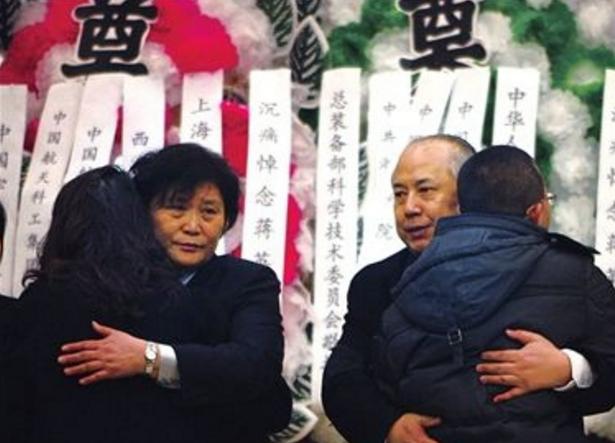 三军仪仗队送行钱学森，荣耀与敬意共襄盛举，三军仪仗队致敬钱学森，荣耀与敬意送别国士
