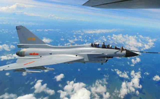 歼八空中加油胡勇，空中勇士的卓越表现，歼八空中加油，胡勇展现空中勇士卓越表现
