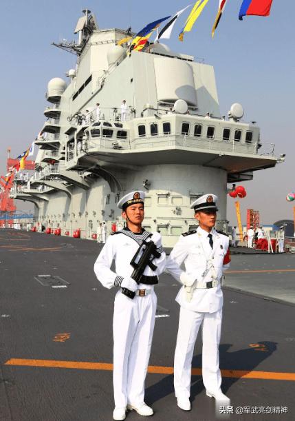 航空母舰船底，设计与功能解析，航空母舰船底设计及其功能解析
