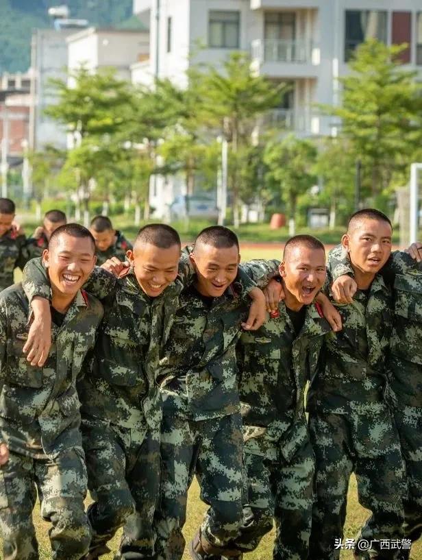大学生当兵苦吗？女生的体验与成长，女大学生在当兵中的体验、挑战与成长，军旅生活的苦与乐