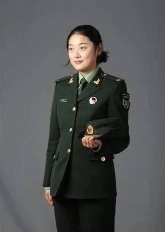 中央军事频道女兵谭如熙，新时代的女兵风采，中央军事频道女兵谭如熙，新时代女兵的风采展现