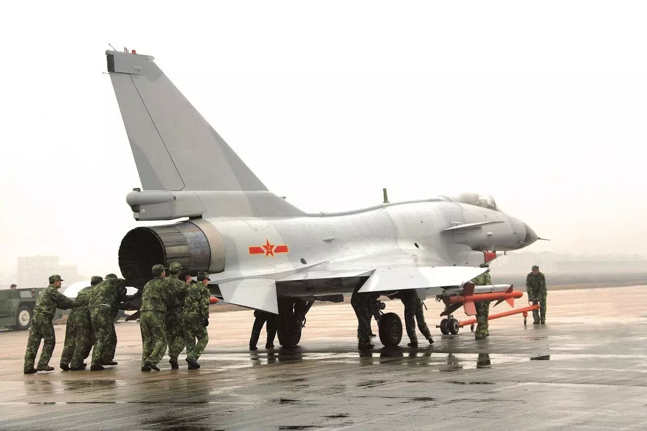 歼-10战斗机,先进的布局设计引领中国航空工业的进步,歼-10战斗机的先进布局设计,引领中国航空工业的飞跃发展