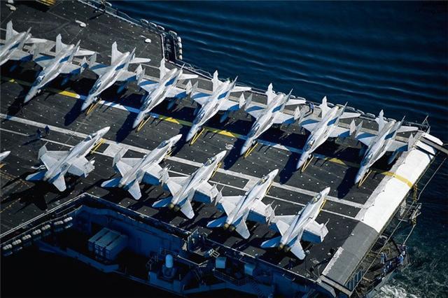 探索航空母舰模型的世界，跑道贴纸的魅力，航空母舰模型探索之旅，跑道贴纸的魅力